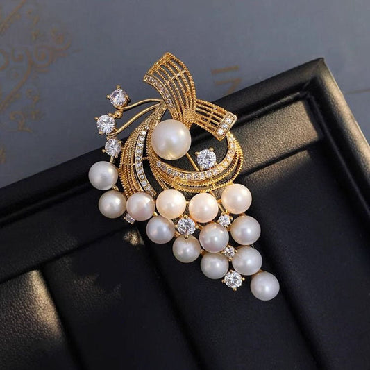 Exquisite And Fashionable Pearl Brooch CJ